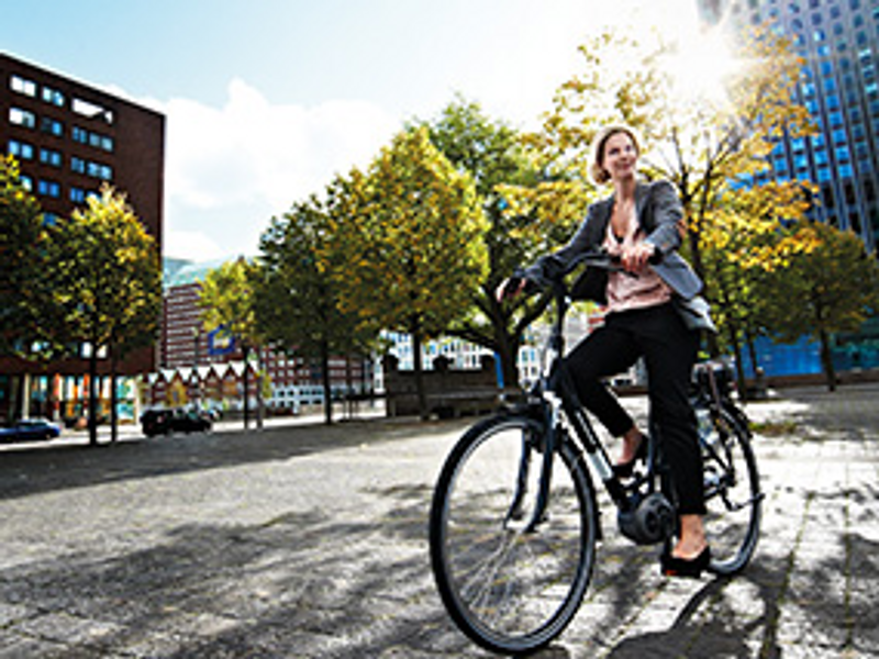 Vrouw op fiets in stad 